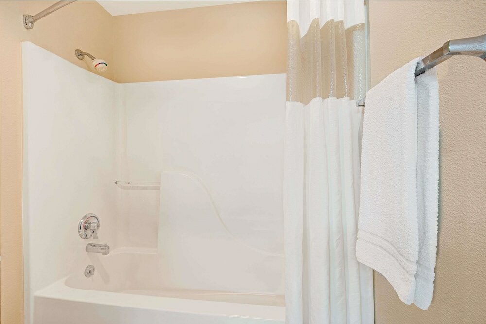 Фото Days Inn & Suites by Wyndham Kansas City South