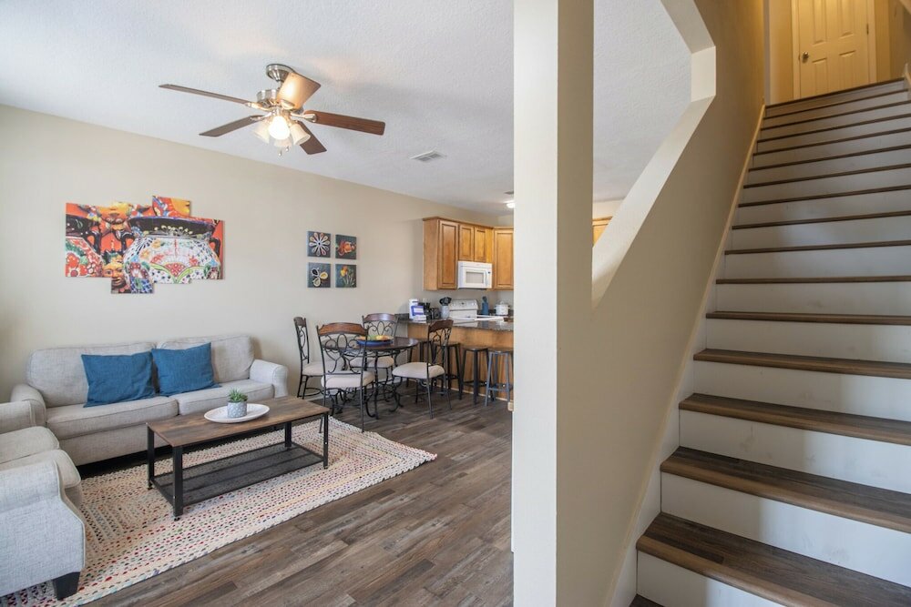 Фото Century Oaks Townhome