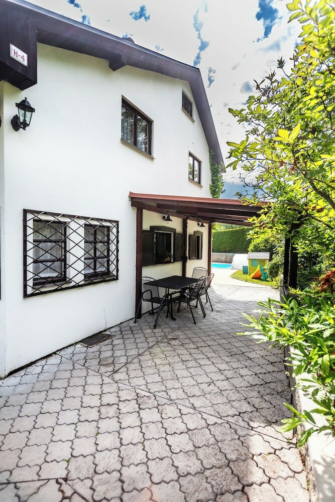 Фото Cottage with pool playground and privacy