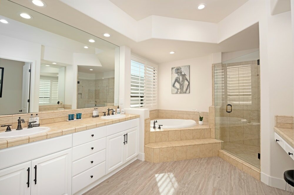 Фото Luxury Resort Style Living w Pool & Jacuzzi