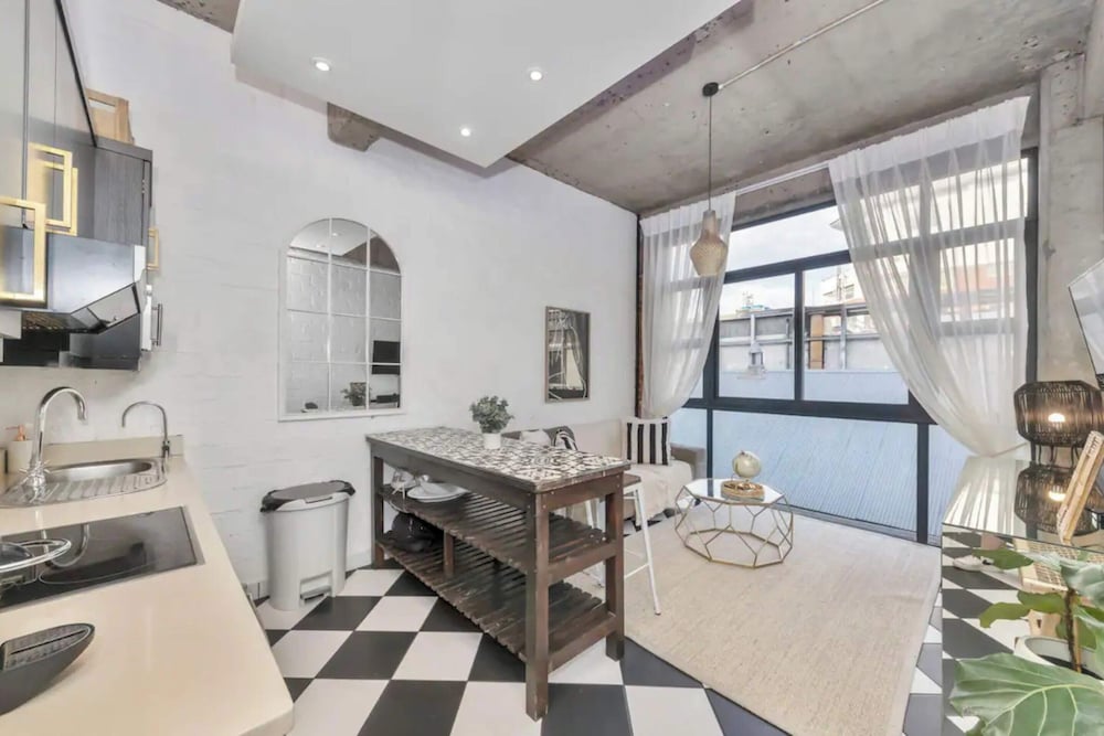 Фото Modern Industrial 1bd Apartment - Cape Town