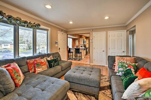 Гостиница Quiet Commack Cottage w Pool, 8 Mi to Beach! в Коммаке