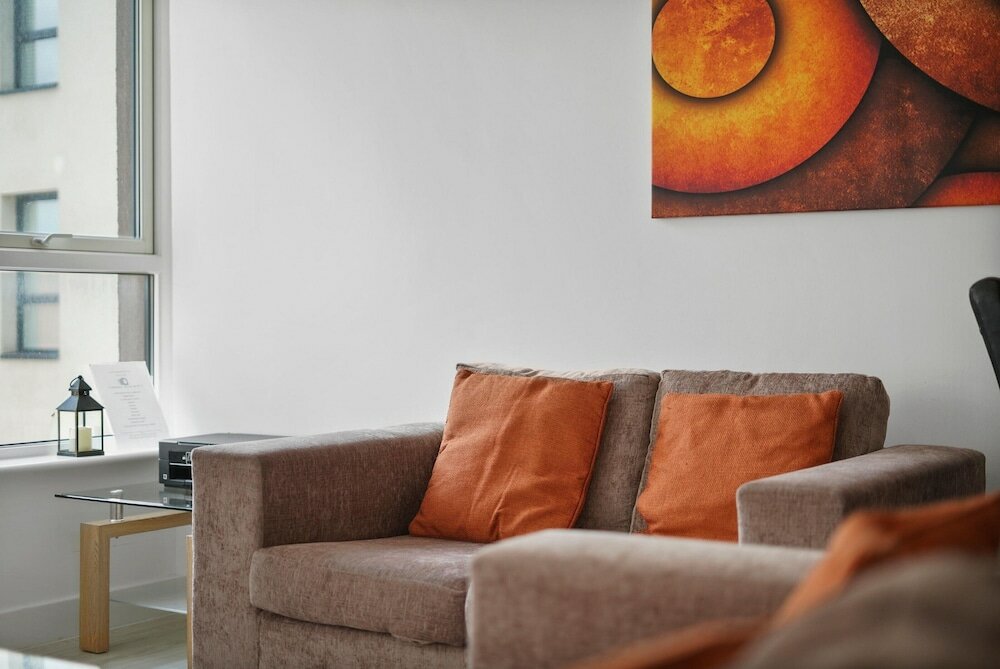 Фото 2 Bdrm Penthouse with parking Wycombe