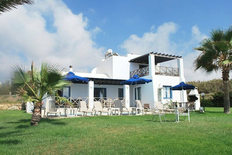Гостиница Sea Front Villa, Heated Private Pool, Amazing Location Paphos 323
