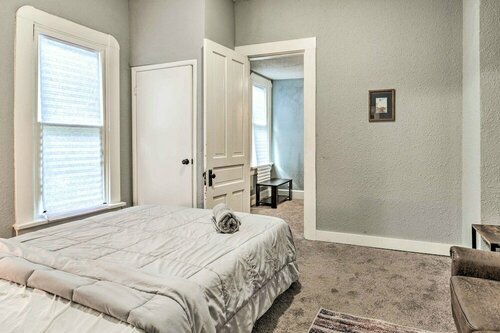 Гостиница Charming Indianapolis Home ~ 3 Mi to Downtown в Индианаполисе