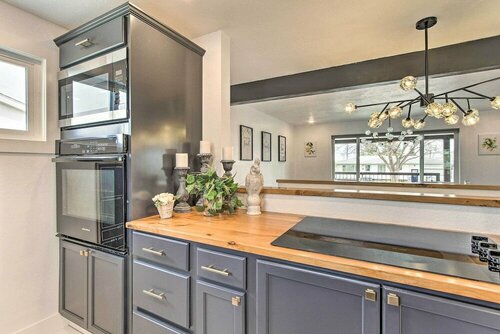 Гостиница Sleek & Modern Great Falls Gem: Hot Tub, Yard в Грейт-Фоллс