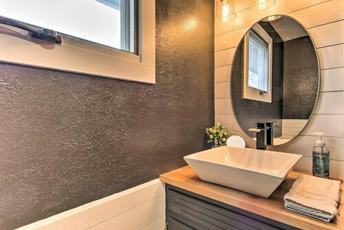 Гостиница Sleek & Modern Great Falls Gem: Hot Tub, Yard в Грейт-Фоллс