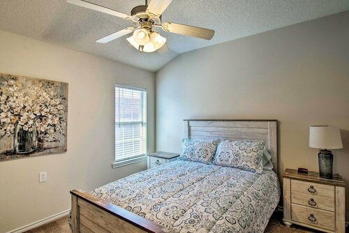 Гостиница Pet-friendly Lubbock Home W/yard - 6Mi to Ttu в Лаббоке