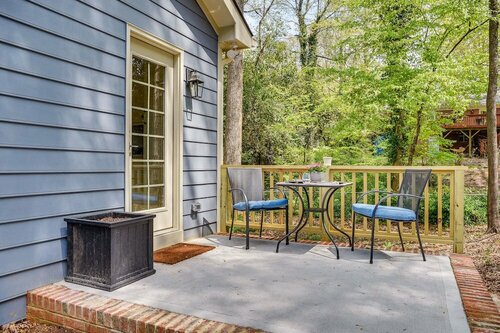 Гостиница Beautiful Raleigh Cottage Rental: 5 Mi to Downtown в Роли