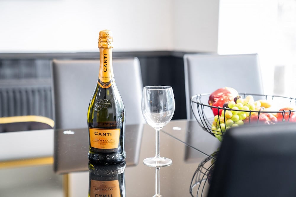 Фото Luxury Designer Mansion in West Midlands Countryside