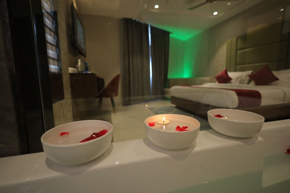 Фото Hotel Taj Crown Plaza