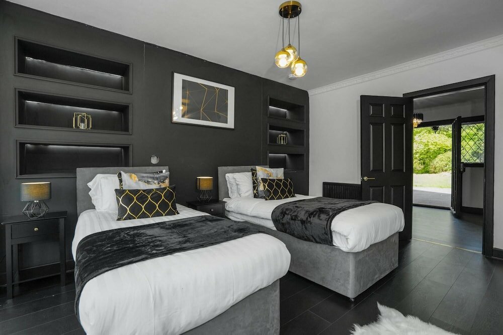 Фото Luxury Designer Mansion in West Midlands Countryside