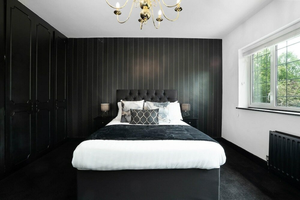 Фото Luxury Designer Mansion in West Midlands Countryside