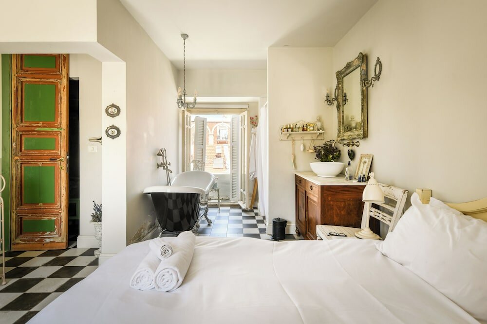 Фото Elegant 1br Apt w Balcony in the City