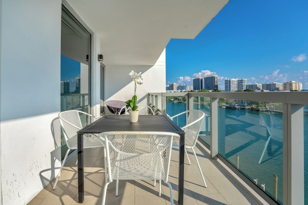 Фото Stunning 2br 2ba Bay Harbour with Pool