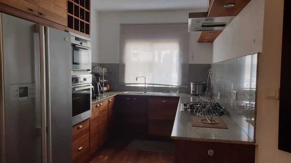 Фото Sunset Boulevard Beachfront Apartment