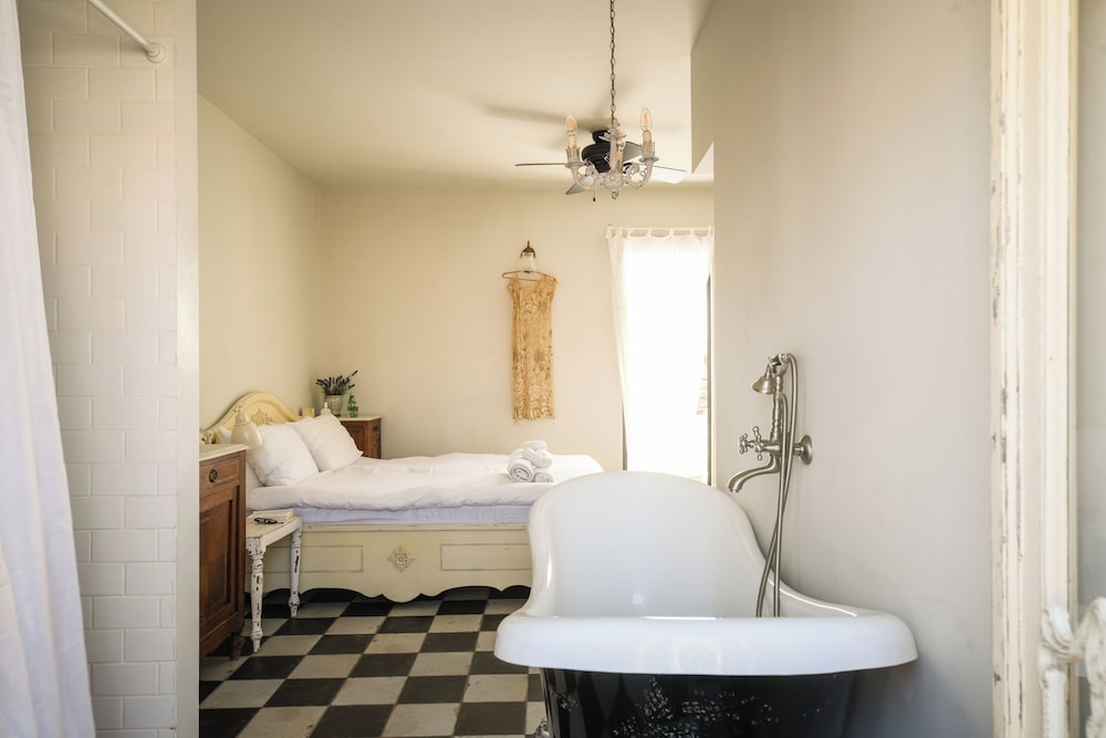 Фото Elegant 1br Apt w Balcony in the City