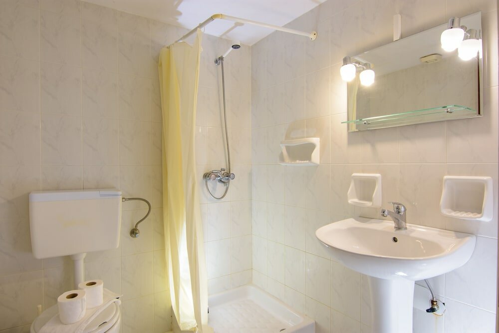 Фото Hiona Apartments