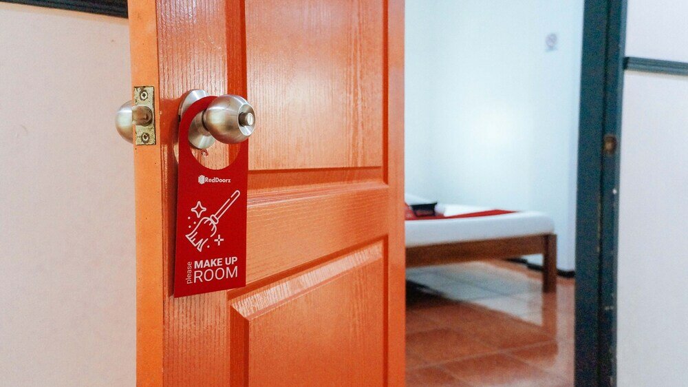 Фото RedDoorz @ Humayhumay Road Lapulapu