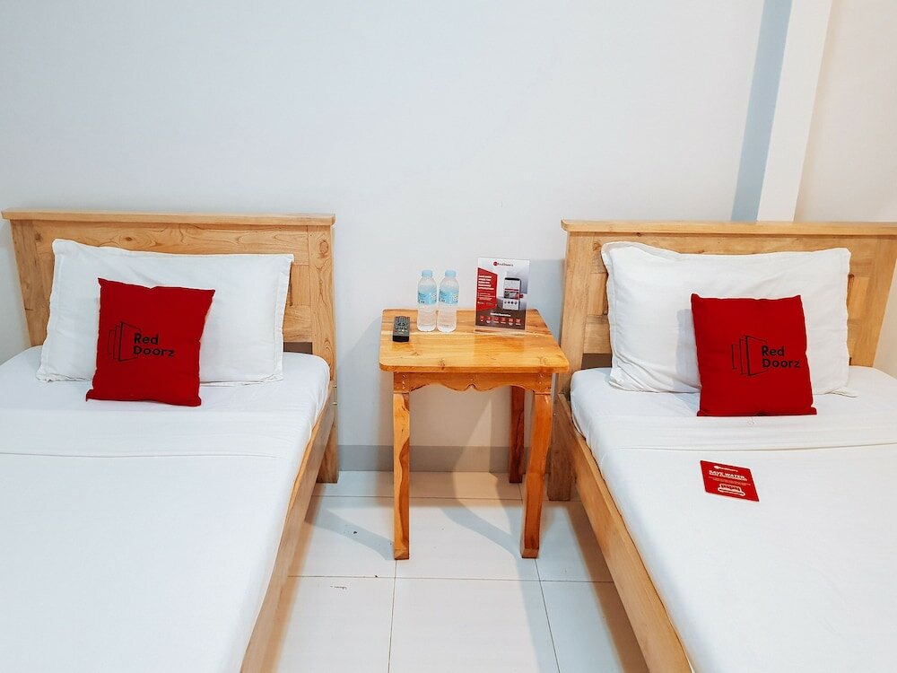 Фото RedDoorz near Ramiro Community Hospital