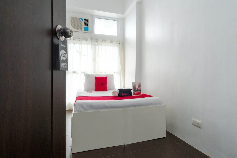 Фото Reddoorz Plus @ Pioneer Woodlands Mandaluyong