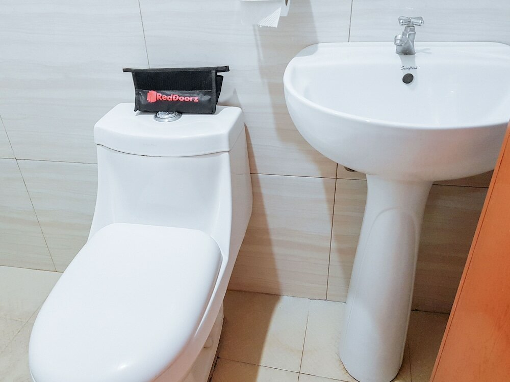 Фото RedDoorz near Ramiro Community Hospital