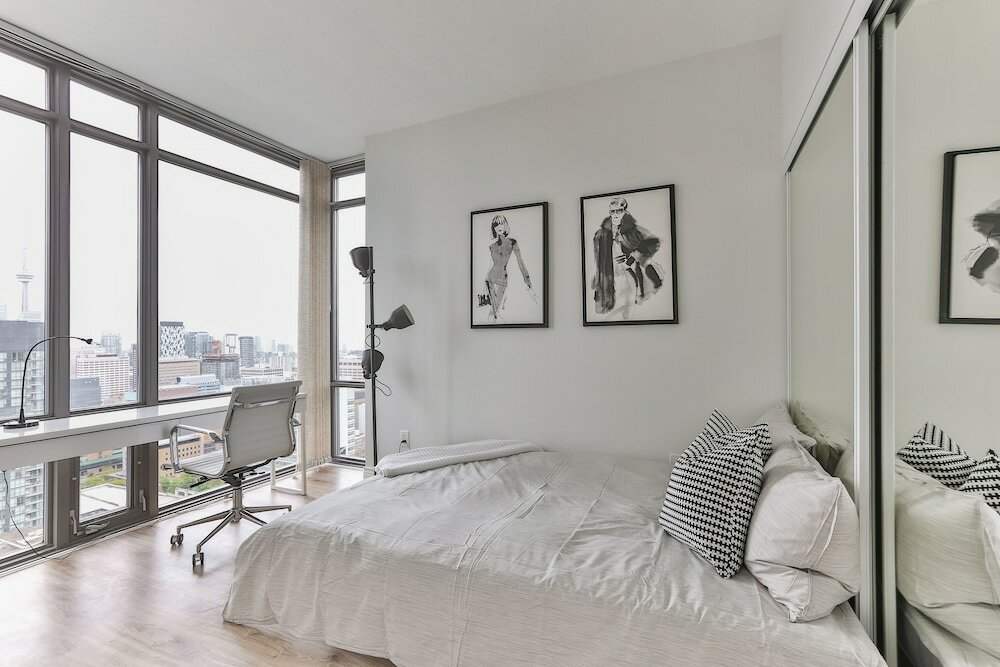 Фото Bright Sub-Penthouse on Bay St