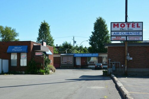 Гостиница Motel Chez Nous в Лавале