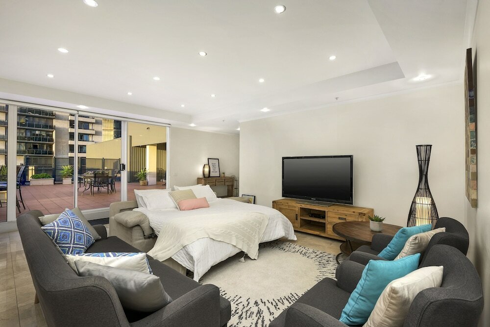 Фото 3 Bedroom Inner City Penthouse