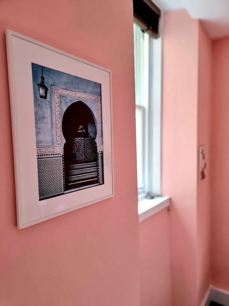 Фото Vibrant Spacious Apartment In West End