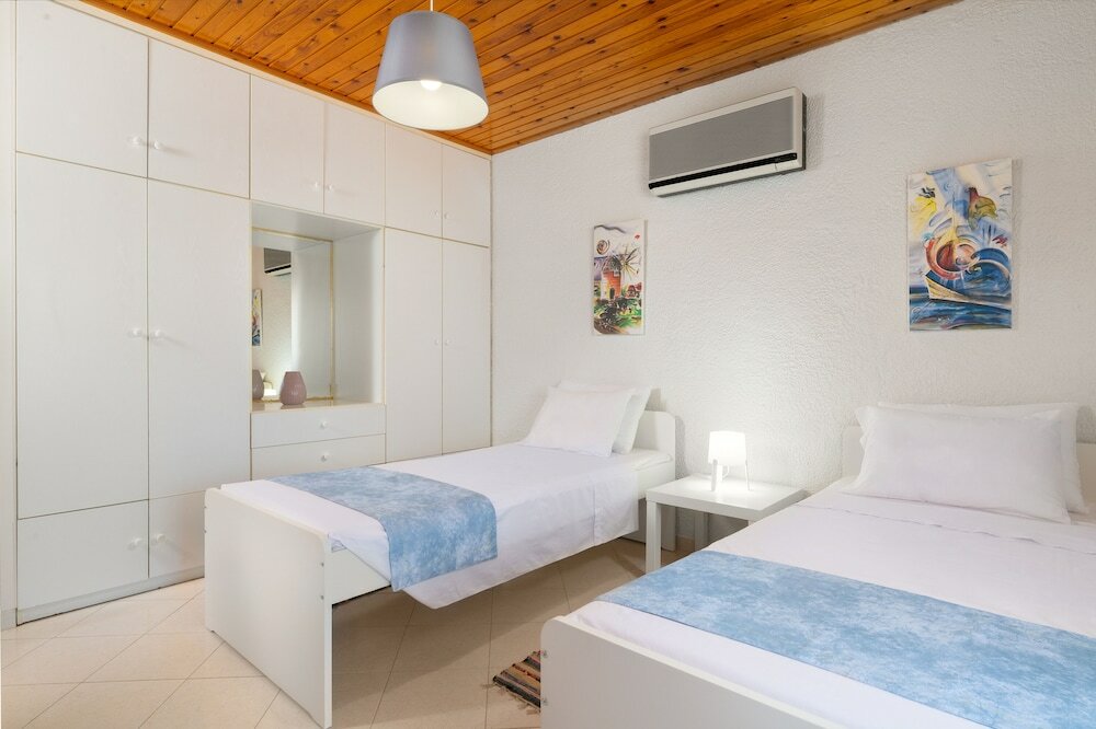 Фото House of Paradise in front of the golf court-sea