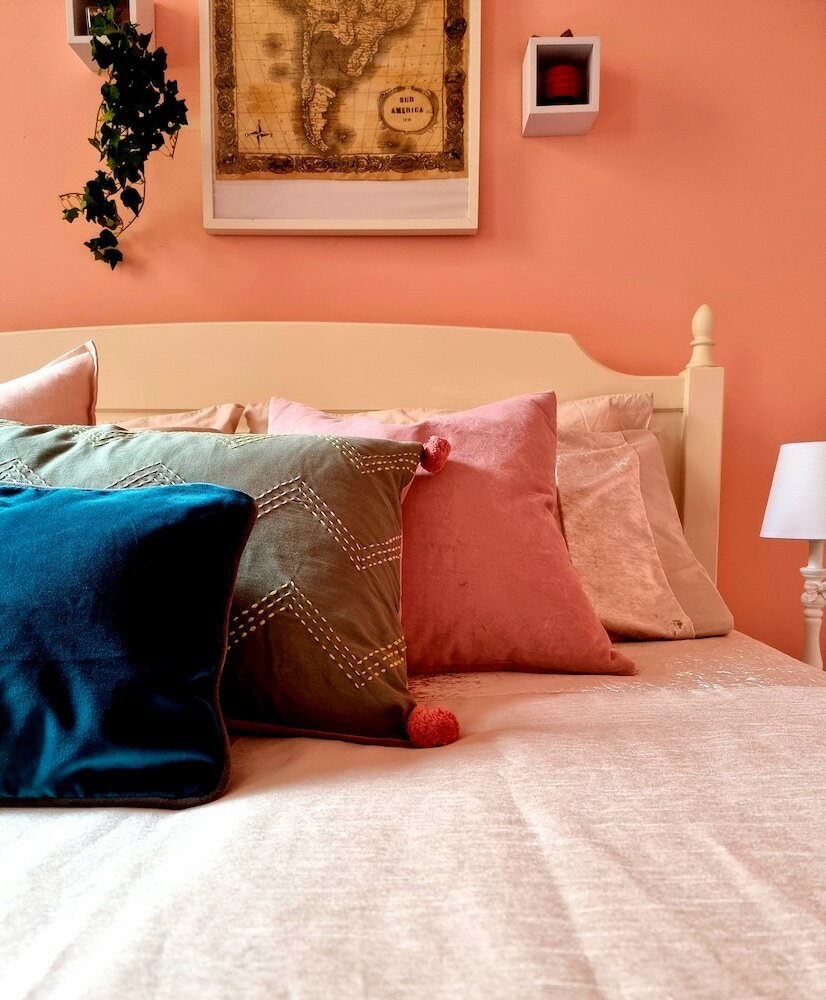 Фото Vibrant Spacious Apartment In West End