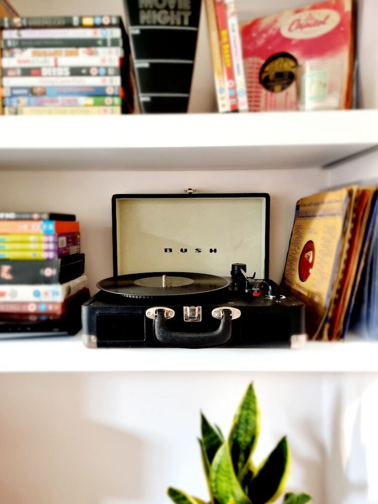 Фото Vibrant Spacious Apartment In West End