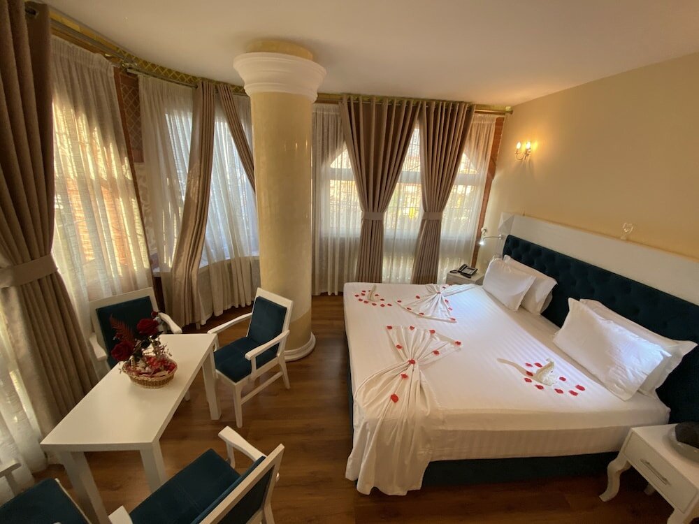 Фото The Red Bricks Hotel