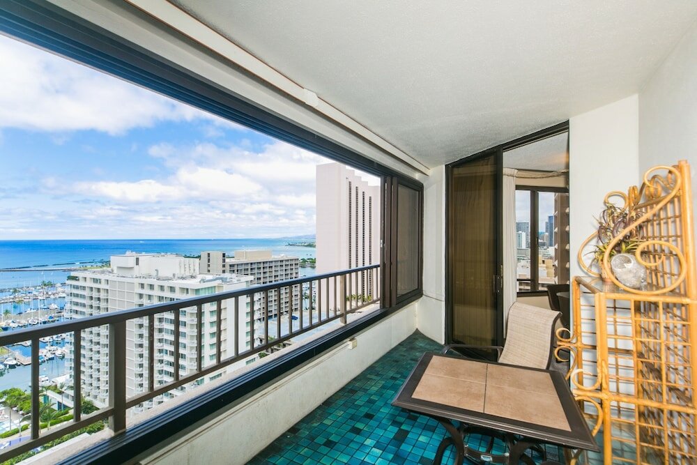 Фото Two Bedroom Discovery Bay High Rise Condos with Lanai & Gorgeous Views