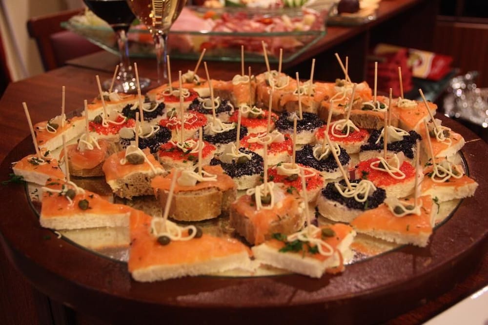 Фото Queensgate Continental Hotel and Suites