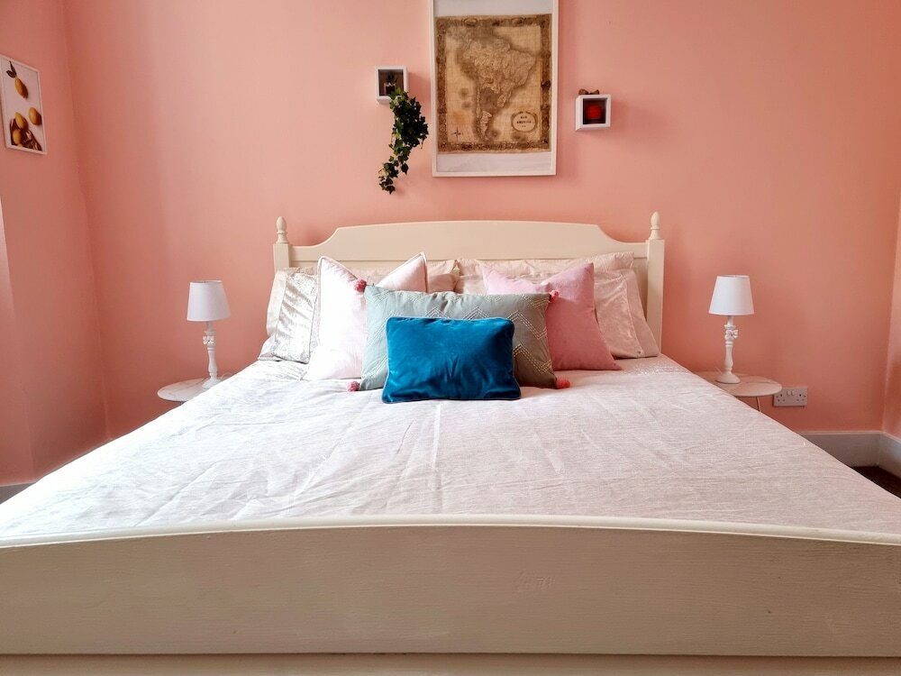 Фото Vibrant Spacious Apartment In West End