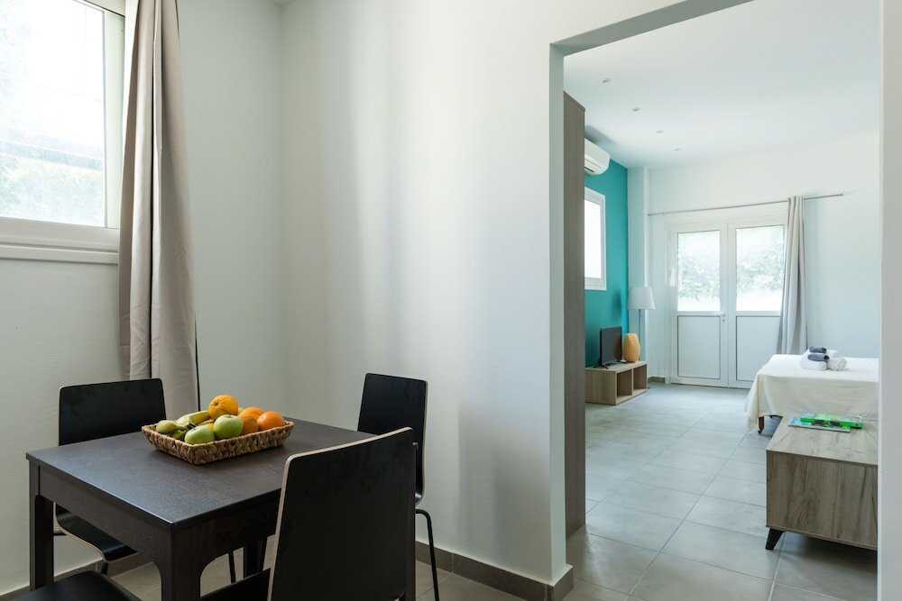 Фото Local Hostel & Suites