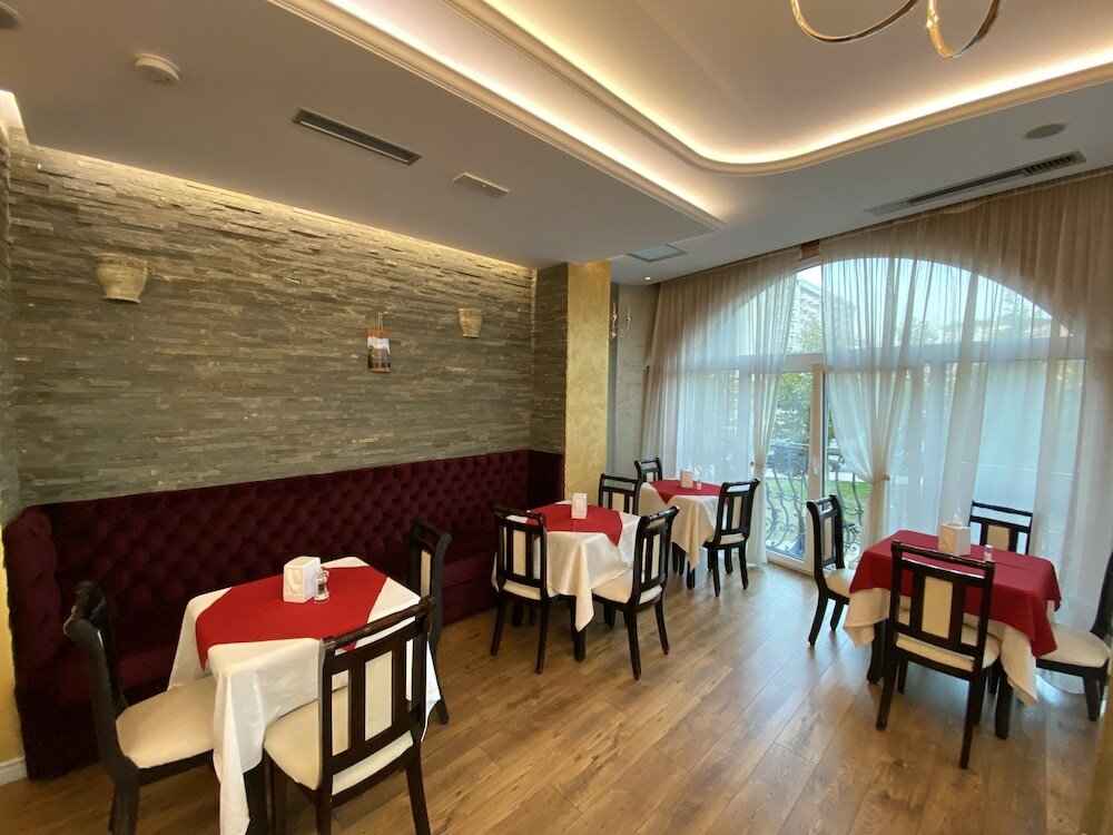 Фото The Red Bricks Hotel