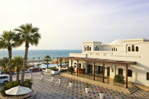 отель The Cove Rotana Resort