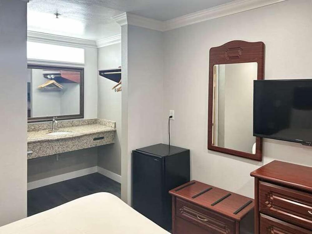 Фото Motel 6 South Gate, Ca