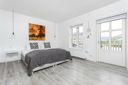Гостиница Við Lónið guesthouse в Сейдисфьордюре