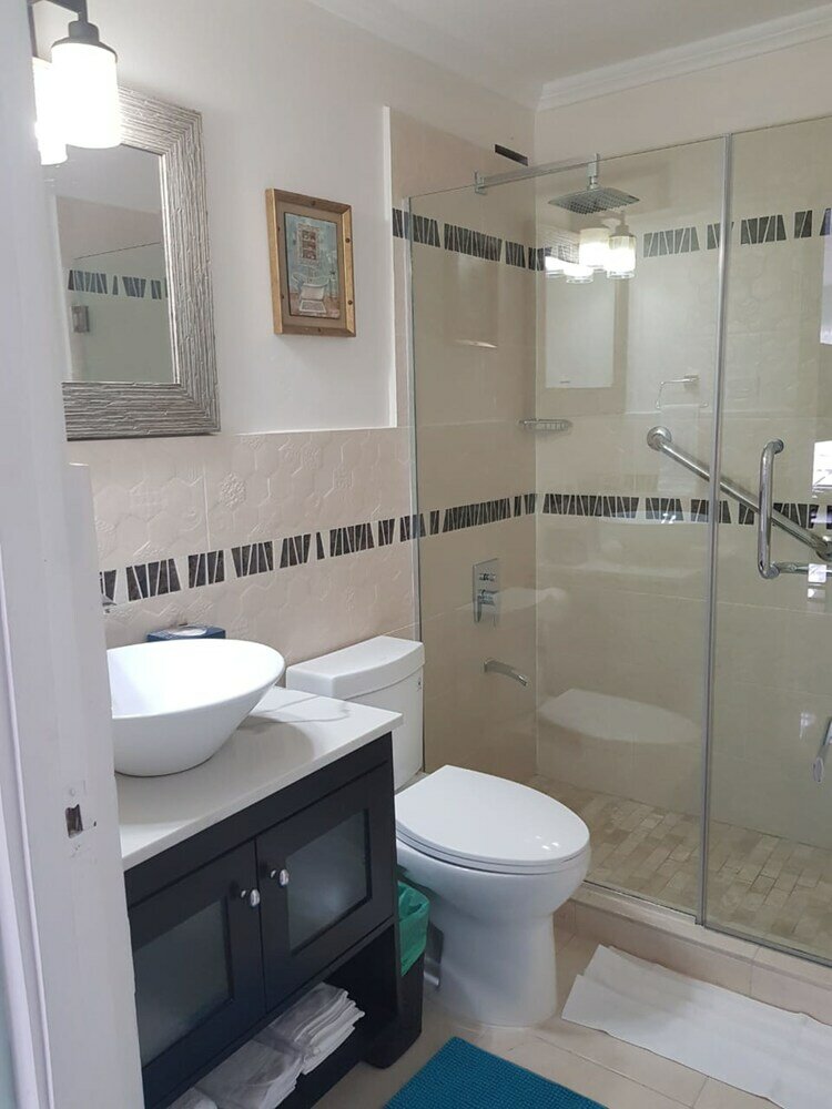 Фото New Kingston Apt at Kensington Court