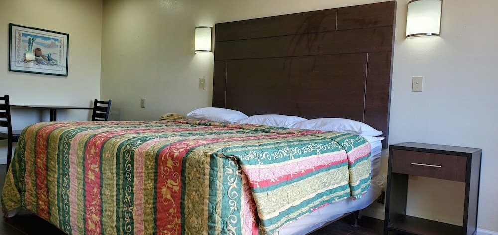 Фото Plano Inn & Suites