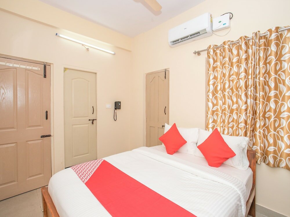 Фото Oyo 12776 SV Suites