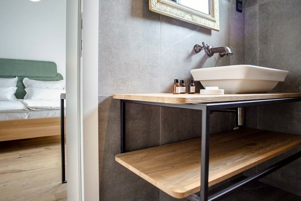 Фото Vault Hotel