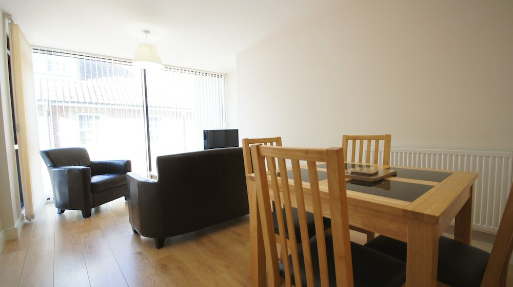 Фото Crompton House Apartments