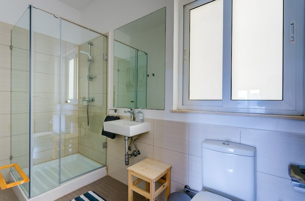 Фото Modern 2 Bedroom Seaview Apartment