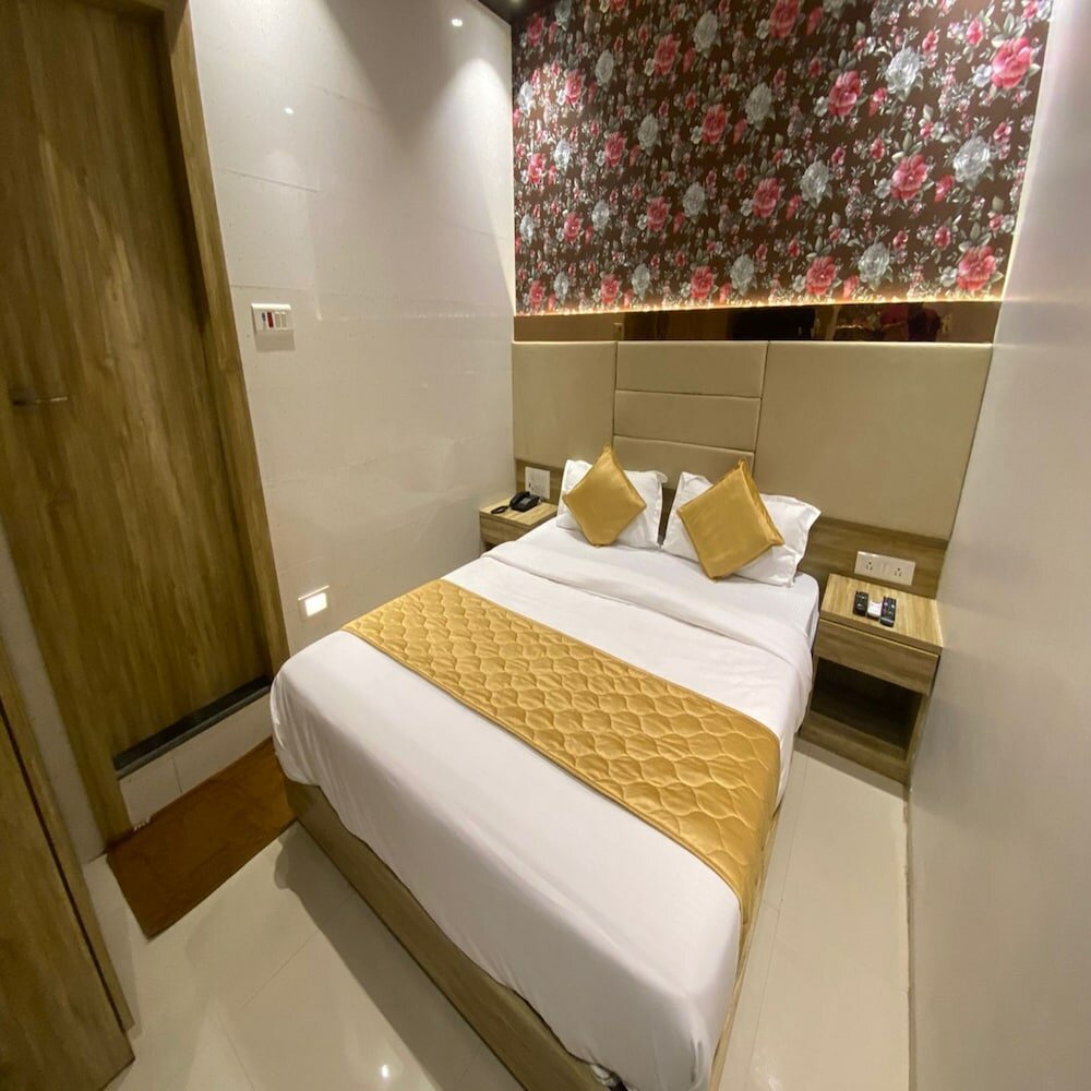 Фото Hotel Bkc Crown - Near Trade Centre