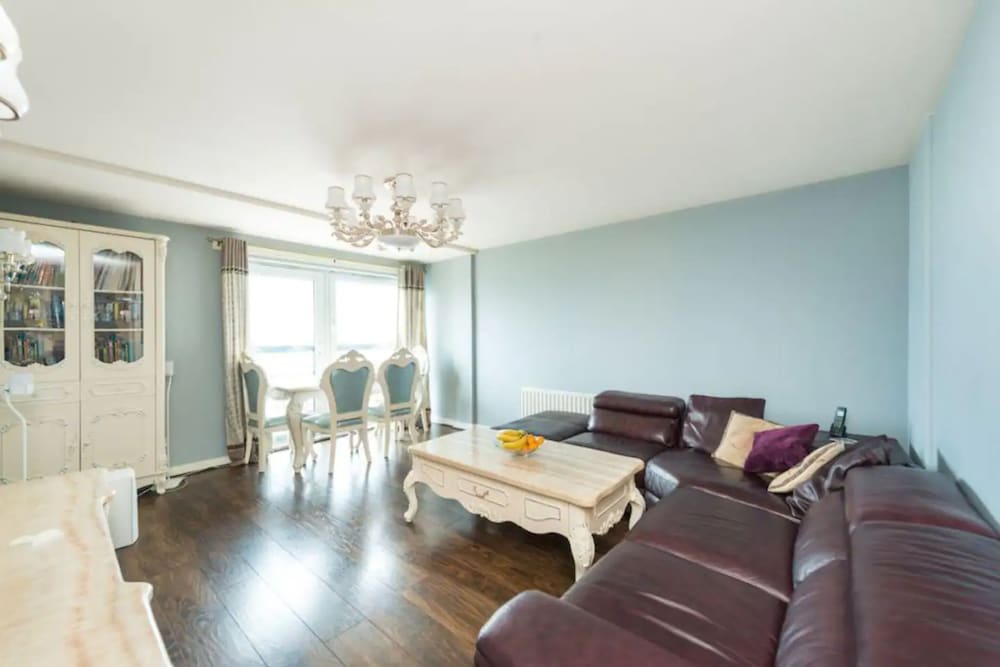 Фото Elegant 4 Bedroom Maisonette Near Wardie Bay